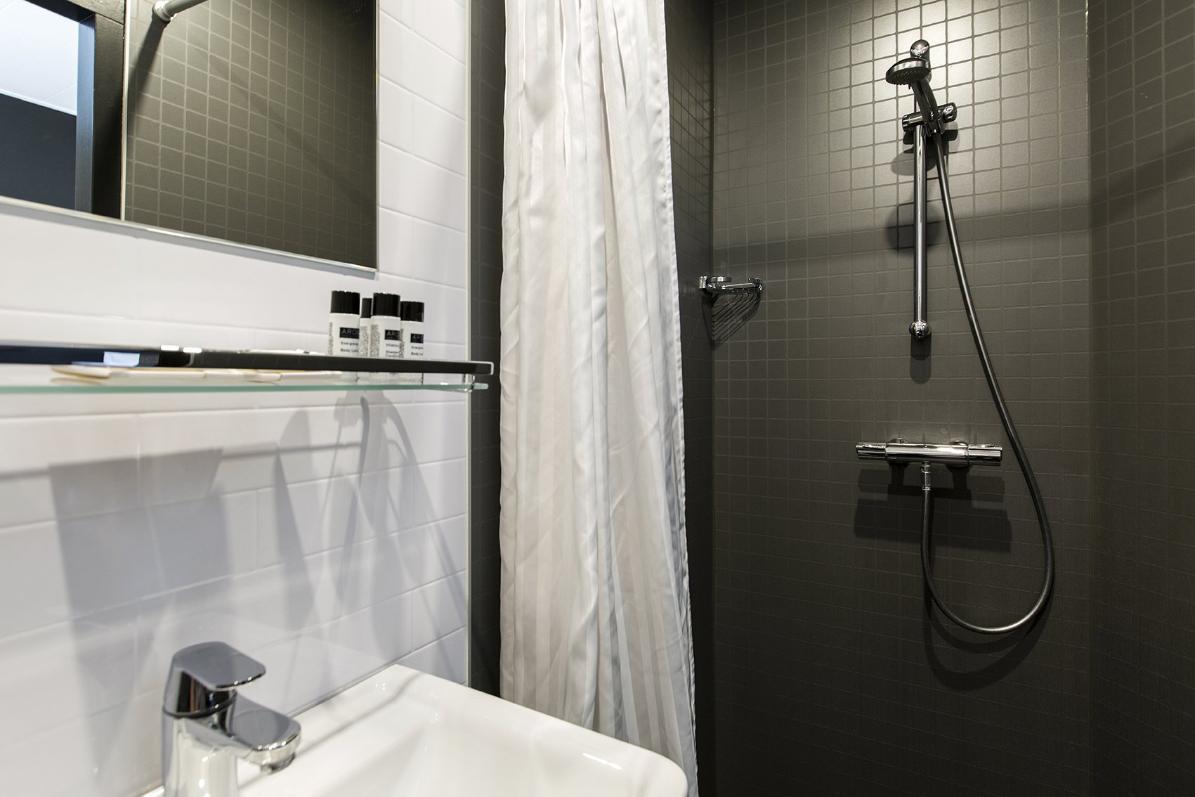 LANCASTER HOTEL AMSTERDAM TRIPLE BATHROOM 1